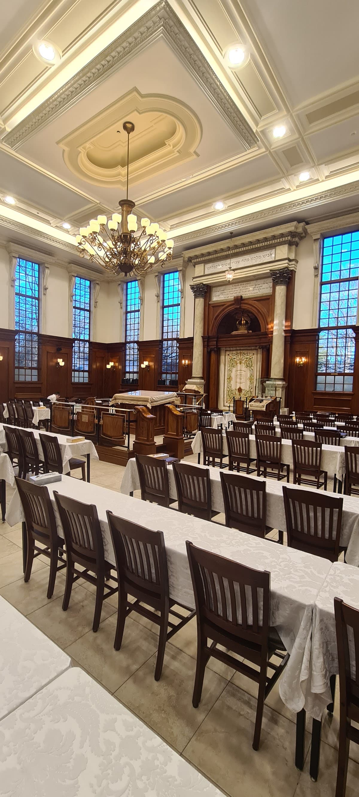 Khal Shaarei Tefillah - Rav Schlesinger's shul